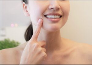 歯を確認する女性